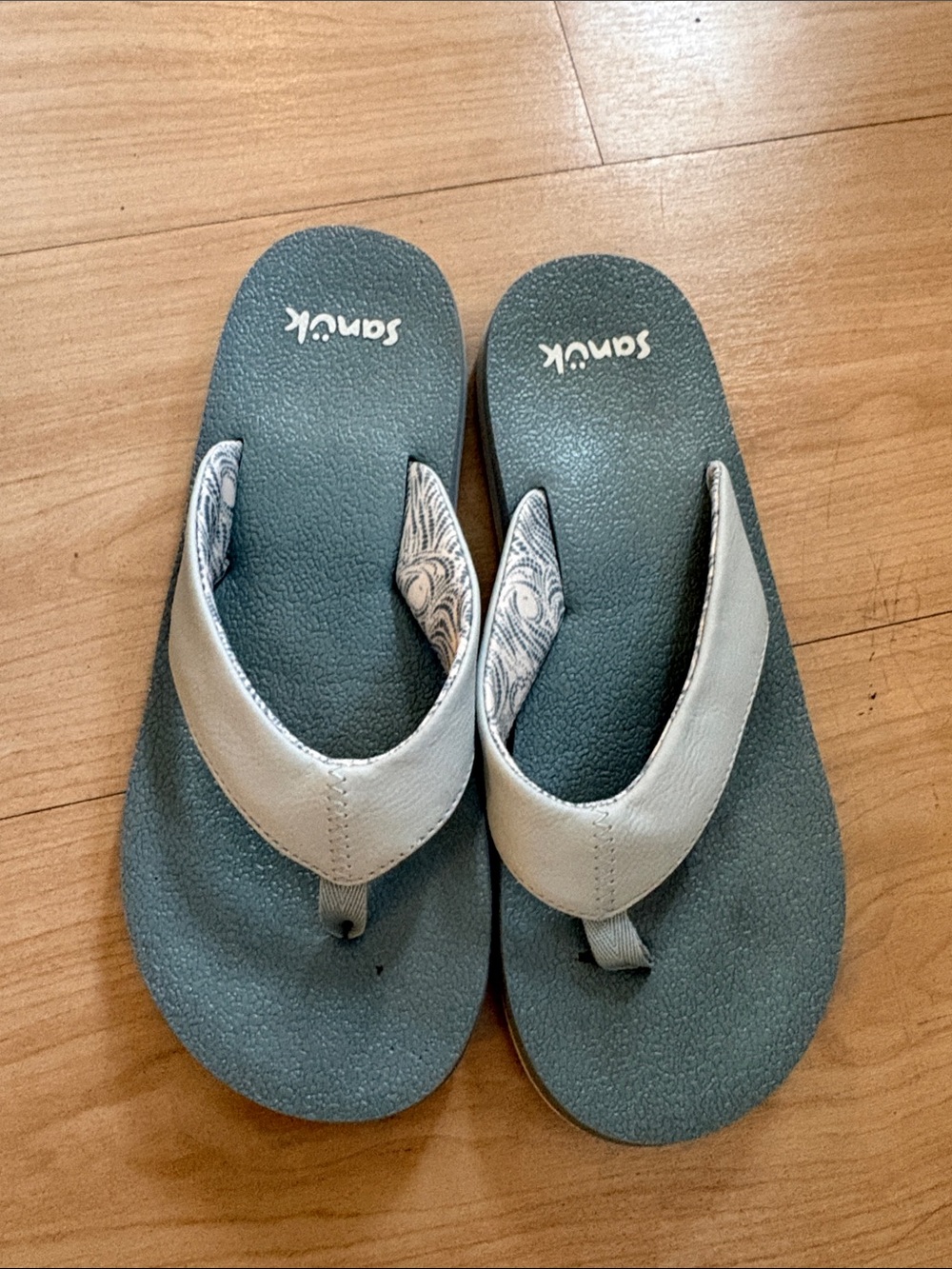 Sanuk blue  Gray and Cream Flip-Flop Sandals